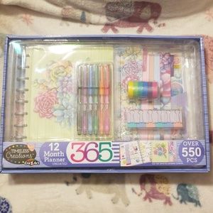 12 month planner (no date) over 550 pc.